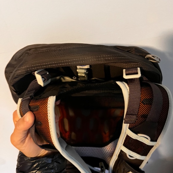 Osprey Talon 22 Pack Men's Hiking Backpack (2020 Model) - Picture 6 of 8